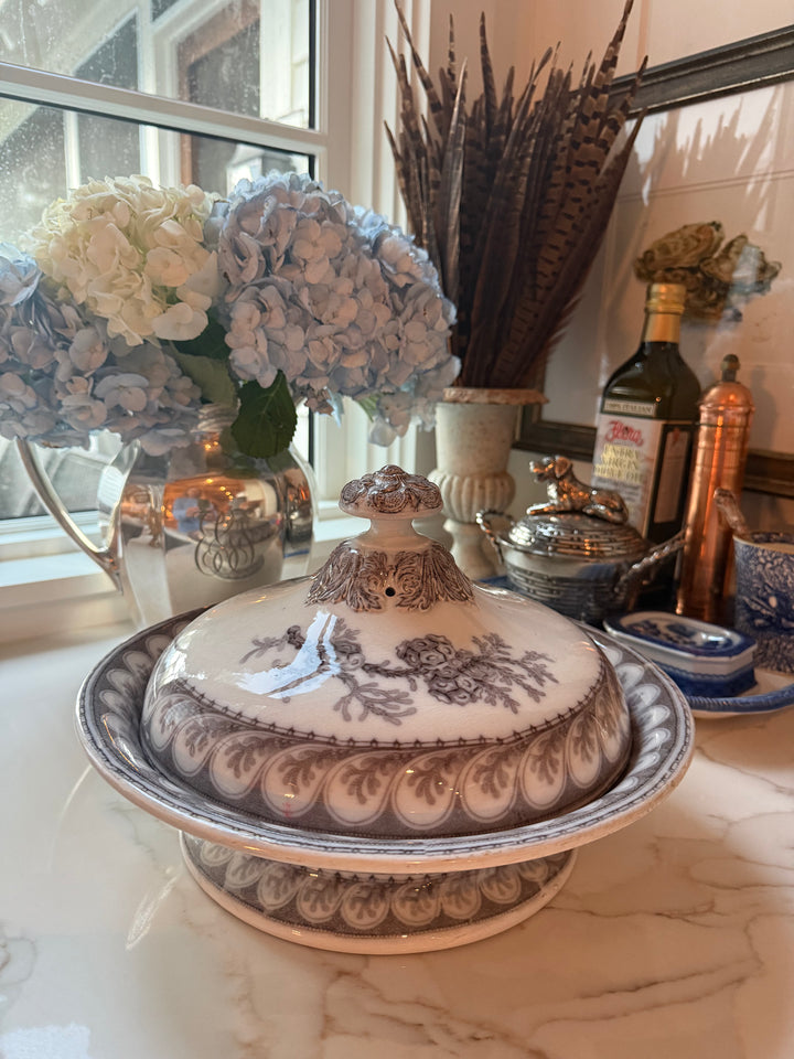 Covered Pedestal Dish