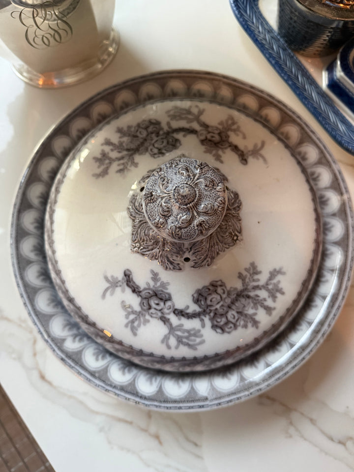 Covered Pedestal Dish